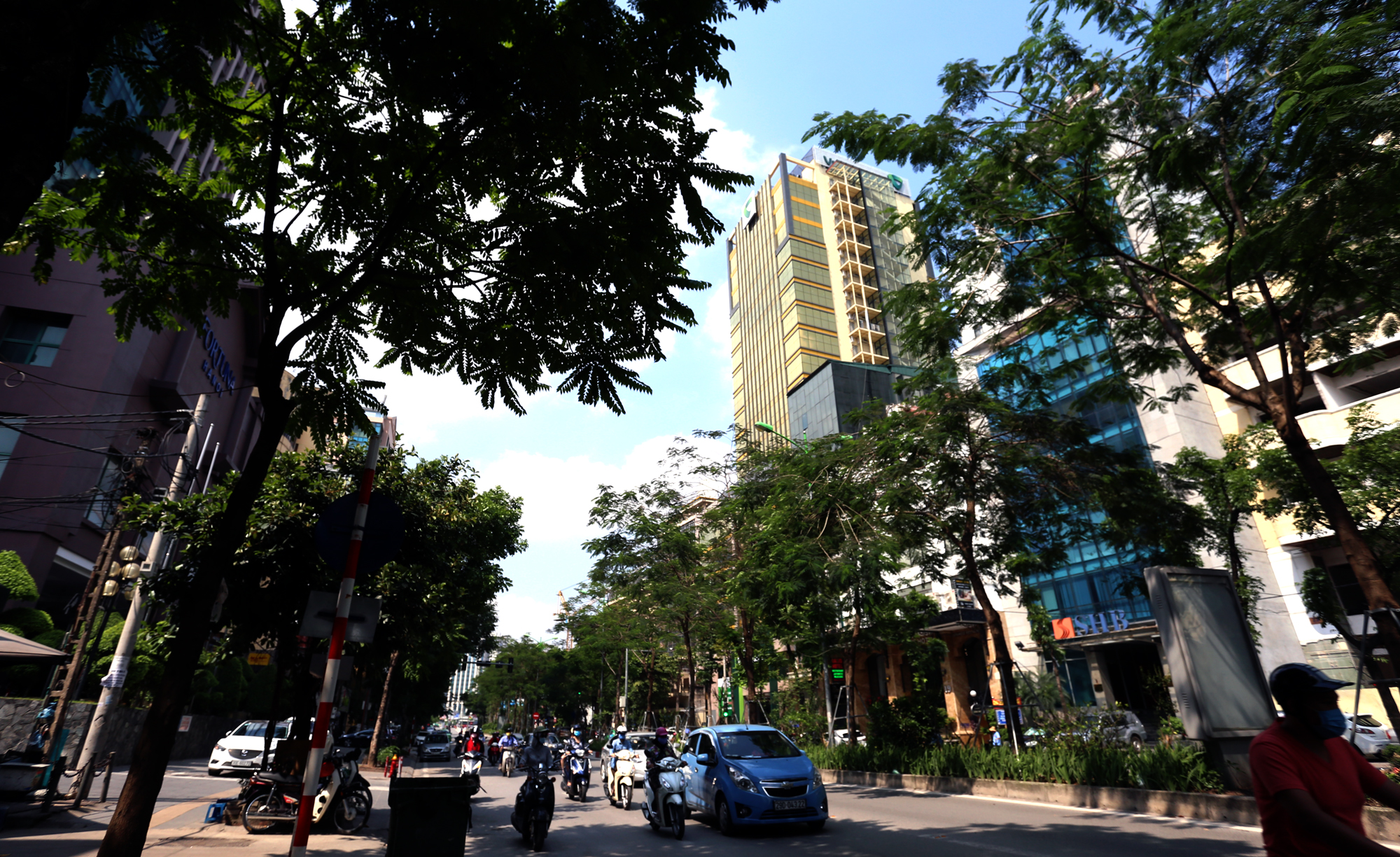Cận cảnh tòa nhà lắp kính vàng, 'sáng nhức nhối' ở Hà Nội - Ảnh 5. Cận cảnh tòa nhà lắp kính vàng, 'sáng nhức nhối' ở Hà Nội - Ảnh 5.