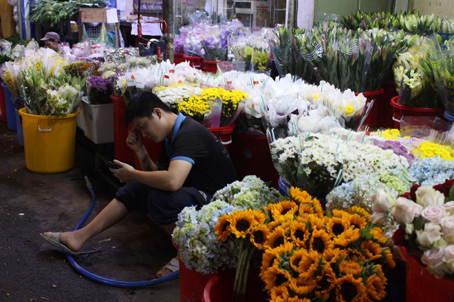 Tiểu thương chợ đêm ở TP HCM: 'Chúng tôi vẫn thức đợi từng vị khách' - Ảnh 5. Tiểu thương chợ đêm ở TP HCM: 'Chúng tôi vẫn thức đợi từng vị khách' - Ảnh 5.