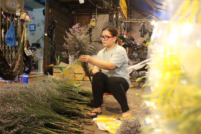 Tiểu thương chợ đêm ở TP HCM: 'Chúng tôi vẫn thức đợi từng vị khách' - Ảnh 6. Tiểu thương chợ đêm ở TP HCM: 'Chúng tôi vẫn thức đợi từng vị khách' - Ảnh 6.