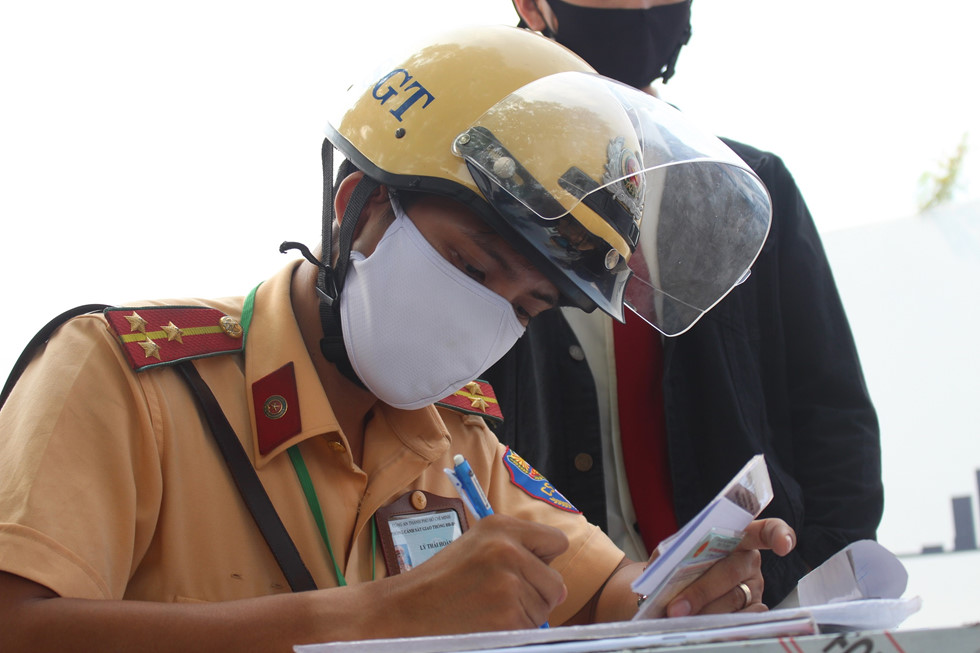 CSGT TP HCM ngày đầu dừng xe mà không cần lỗi ban đầu: Nhiều người vi phạm - Ảnh 7. CSGT TP HCM ngày đầu dừng xe mà không cần lỗi ban đầu: Nhiều người vi phạm - Ảnh 7.