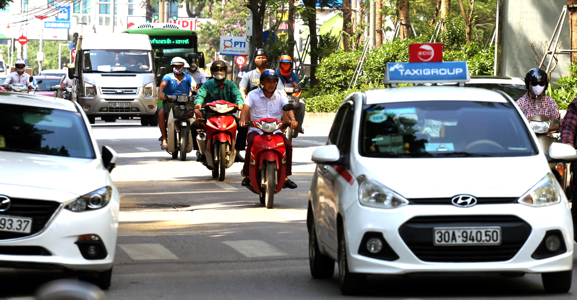 Cận cảnh tòa nhà lắp kính vàng, 'sáng nhức nhối' ở Hà Nội - Ảnh 9. Cận cảnh tòa nhà lắp kính vàng, 'sáng nhức nhối' ở Hà Nội - Ảnh 9.