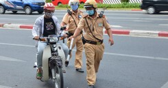 Người dân ngạc nhiên khi bị CSGT bất ngờ dừng xe kiểm tra