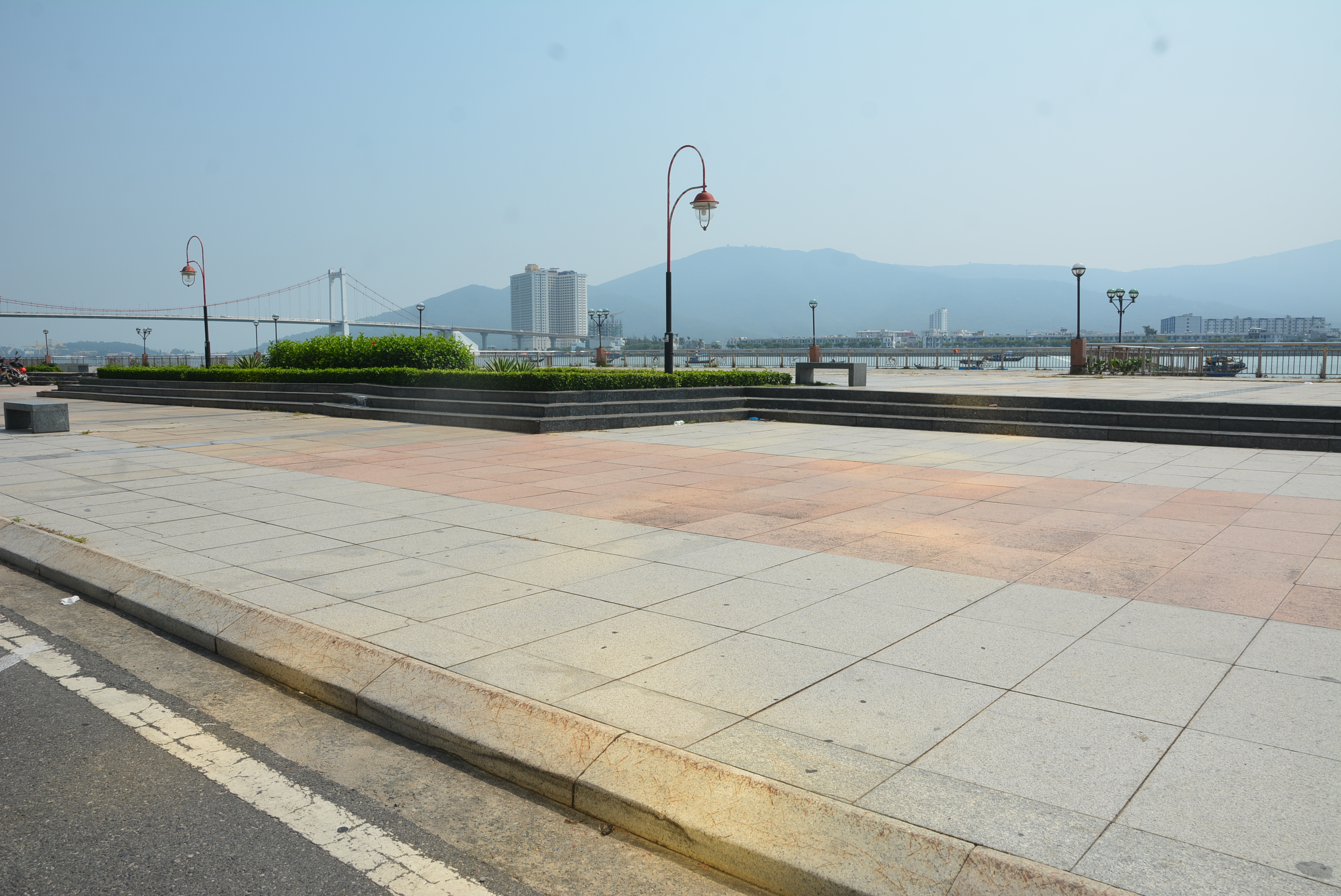 Tòa nhà Risemount Apartment Đà Nẵng lắp kính vàng chói nắng, chủ đầu tư đề xuất xử lí thế nào? - Ảnh 2.