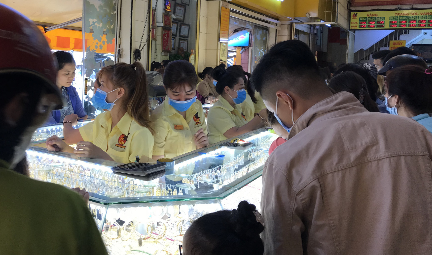 Sáng nay, giá vàng lại tiến lên 49 triệu đồng/lượng - Ảnh 1. Sáng nay, giá vàng lại tiến lên 49 triệu đồng/lượng - Ảnh 1.