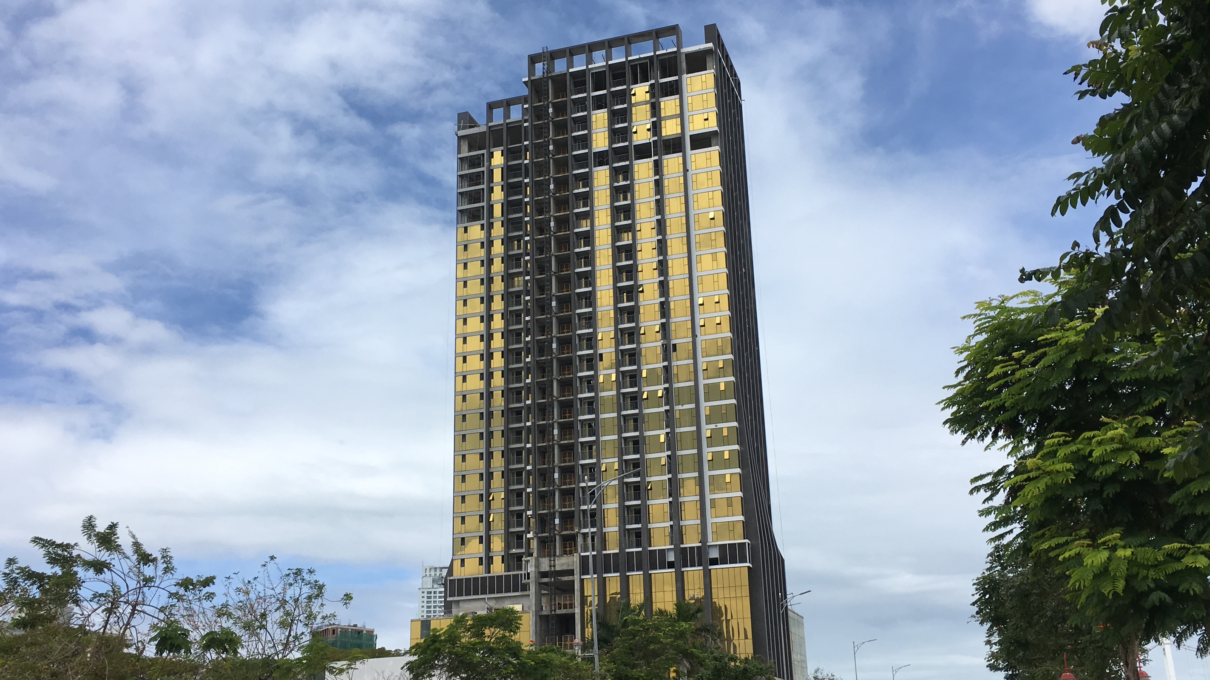 Tòa nhà Risemount Apartment Đà Nẵng lắp kính vàng chói nắng, chủ đầu tư đề xuất xử lí thế nào? - Ảnh 1.