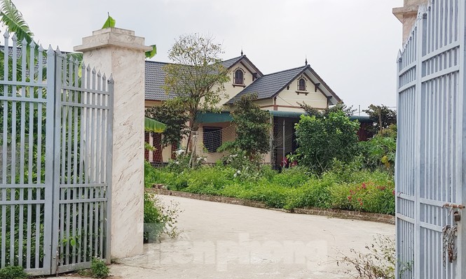 Cận cảnh biệt thự, nhà vườn trái phép 'mọc' trên đồi ở Ba Vì - Ảnh 4.