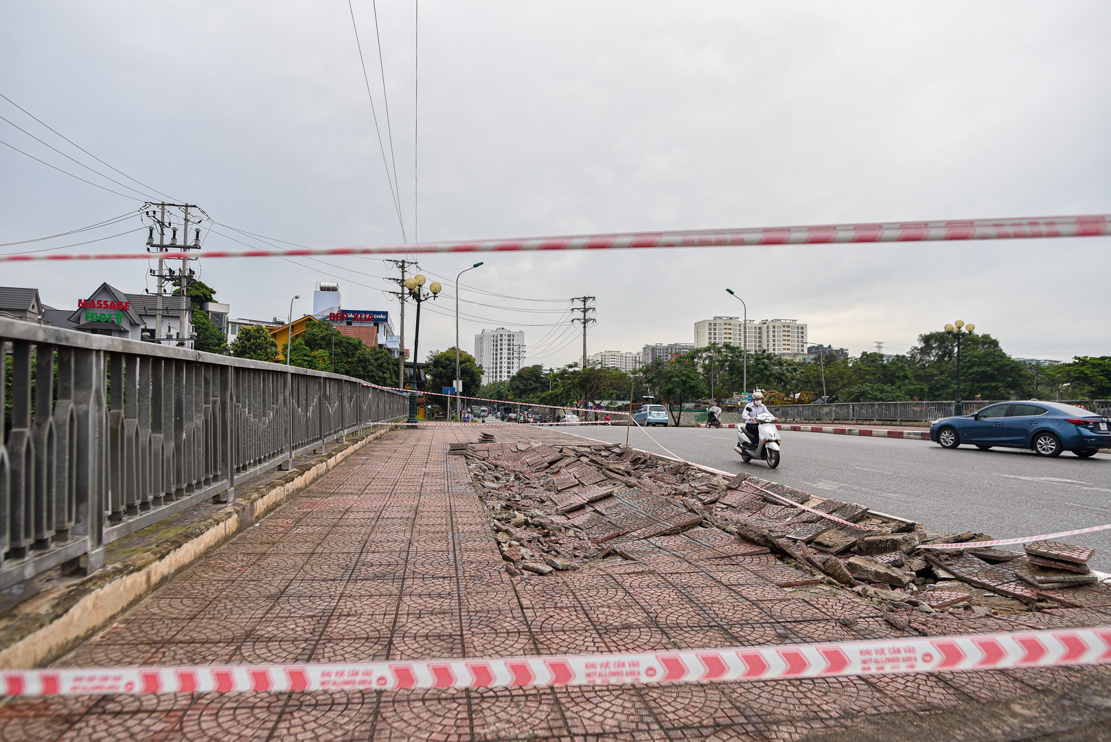 Hà Nội: Mặt cầu Tứ Hiệp sụt lún bất thường, người dân đi bộ cũng e dè - Ảnh 1.