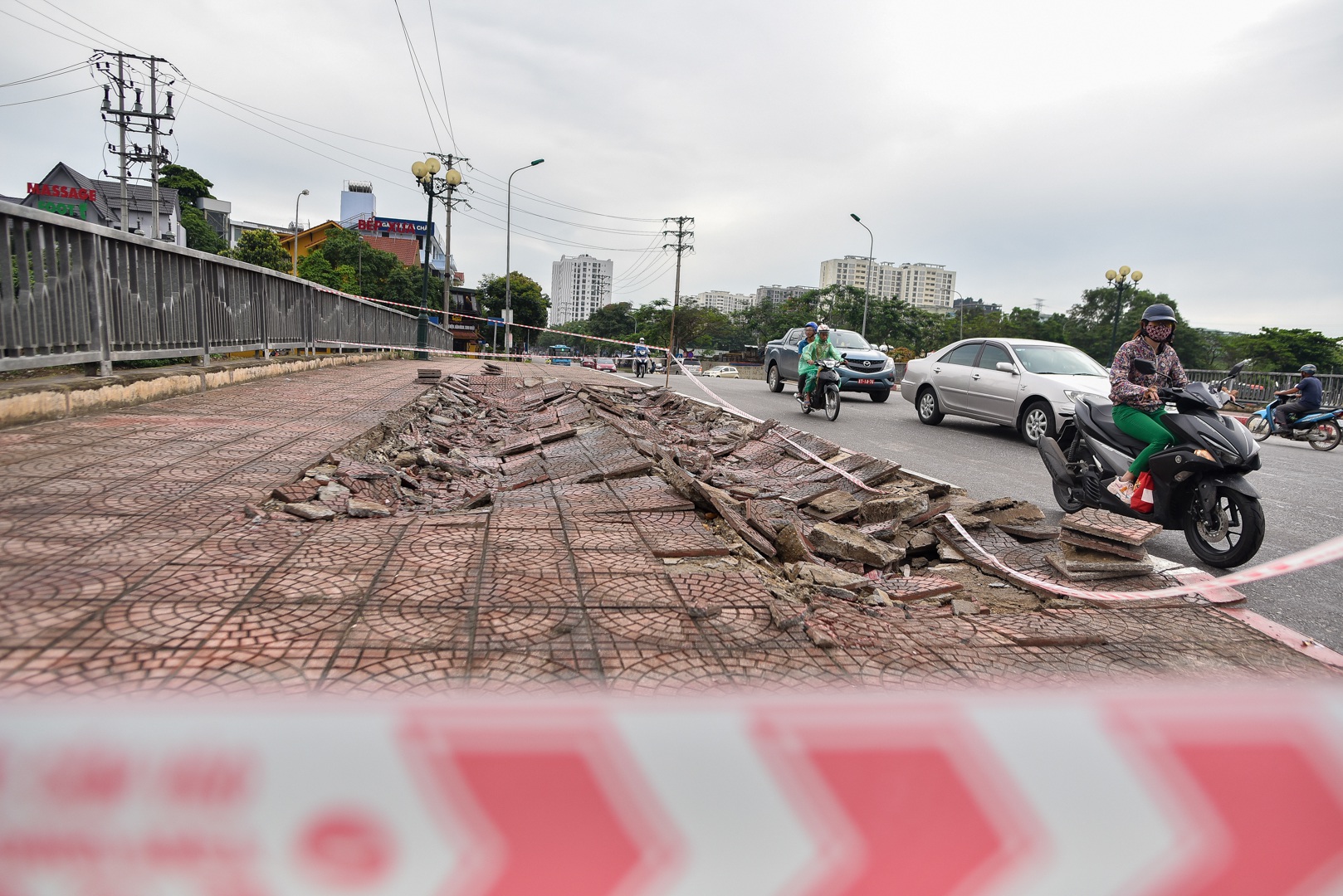Hà Nội: Mặt cầu Tứ Hiệp sụt lún bất thường, người dân đi bộ cũng e dè - Ảnh 11.