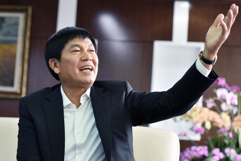 Ông Trần Đình Long: Hòa Phát sẽ lãi 10.000 tỉ trong năm nay, sản lượng thép tiến tới vượt mặt Formosa - Ảnh 1. Ông Trần Đình Long: Hòa Phát sẽ lãi 10.000 tỉ trong năm nay, sản lượng thép tiến tới vượt mặt Formosa - Ảnh 1.