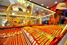 Giá vàng hôm nay 17/5: Chốt tuần ở ngưỡng giá cao nhất 8 năm