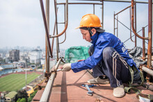Phá dỡ vách kính, thiết bị điện nước tầng 18 tòa 8B Lê Trực