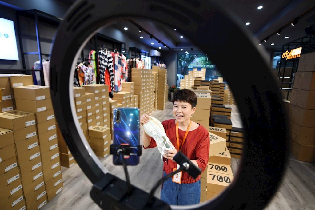 Trung Quốc chính thức công nhận bán hàng livestream là một nghề - Ảnh 1. Trung Quốc chính thức công nhận bán hàng livestream là một nghề - Ảnh 1.