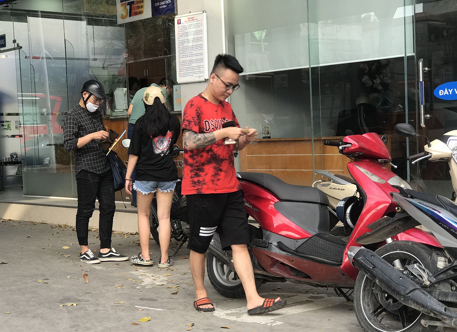 Người dân cuống cuồng, 'rồng rắn' xếp hàng đi mua bảo hiểm xe máy, ô tô - Ảnh 5. Người dân cuống cuồng, 'rồng rắn' xếp hàng đi mua bảo hiểm xe máy, ô tô - Ảnh 5.