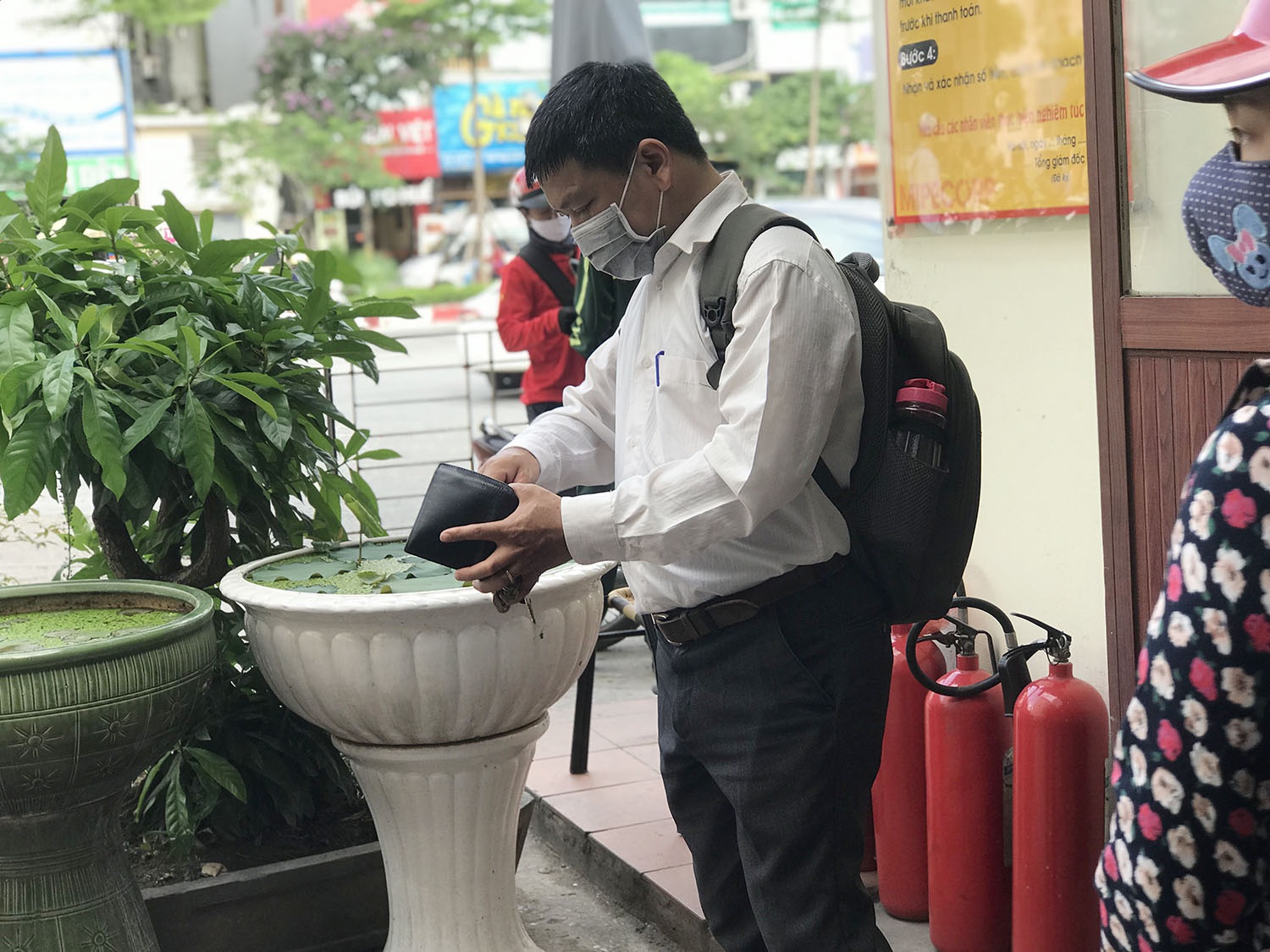 Người dân cuống cuồng, 'rồng rắn' xếp hàng đi mua bảo hiểm xe máy, ô tô - Ảnh 4. Người dân cuống cuồng, 'rồng rắn' xếp hàng đi mua bảo hiểm xe máy, ô tô - Ảnh 4.