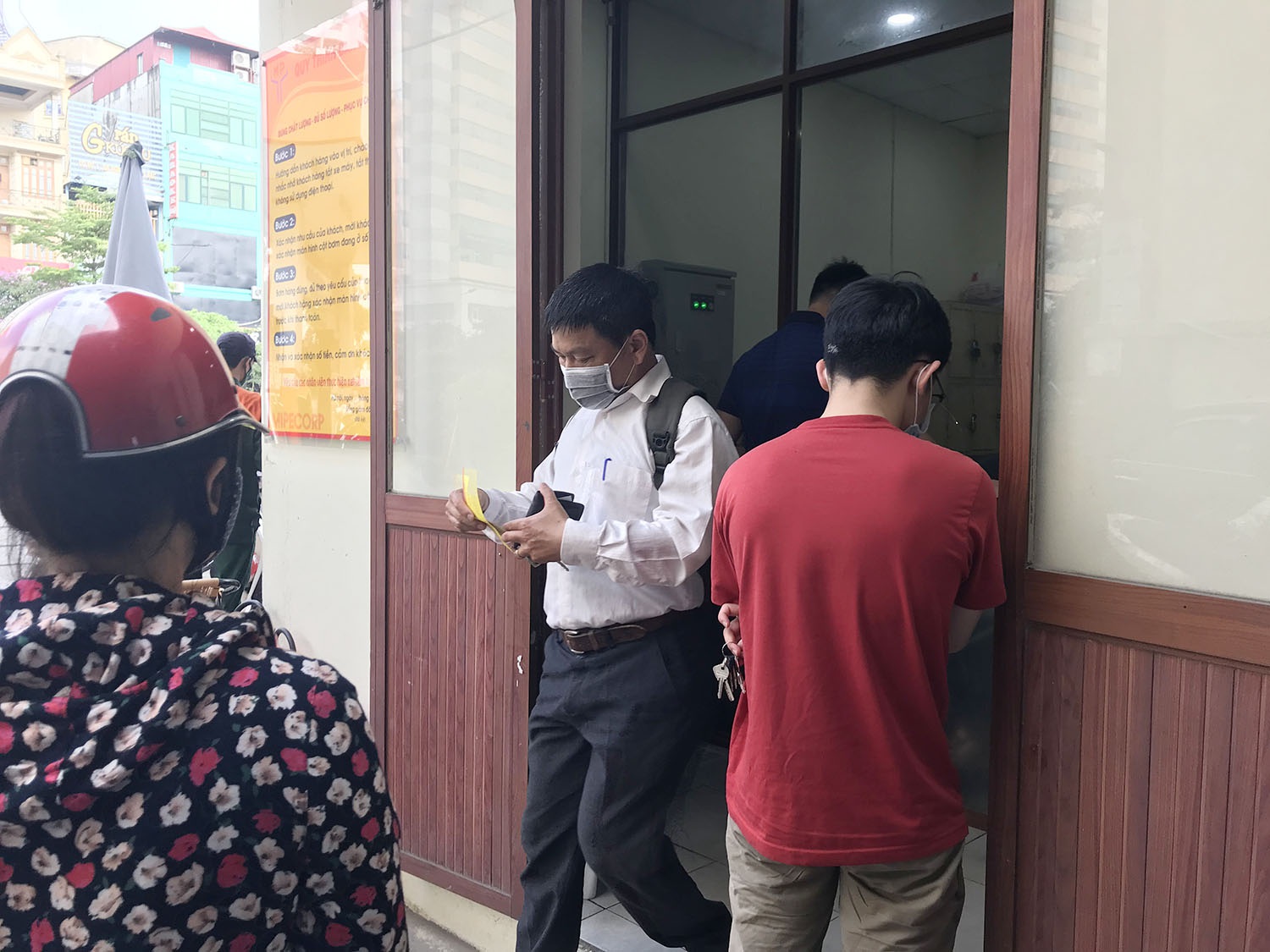 Người dân cuống cuồng, 'rồng rắn' xếp hàng đi mua bảo hiểm xe máy, ô tô - Ảnh 1. Người dân cuống cuồng, 'rồng rắn' xếp hàng đi mua bảo hiểm xe máy, ô tô - Ảnh 1.