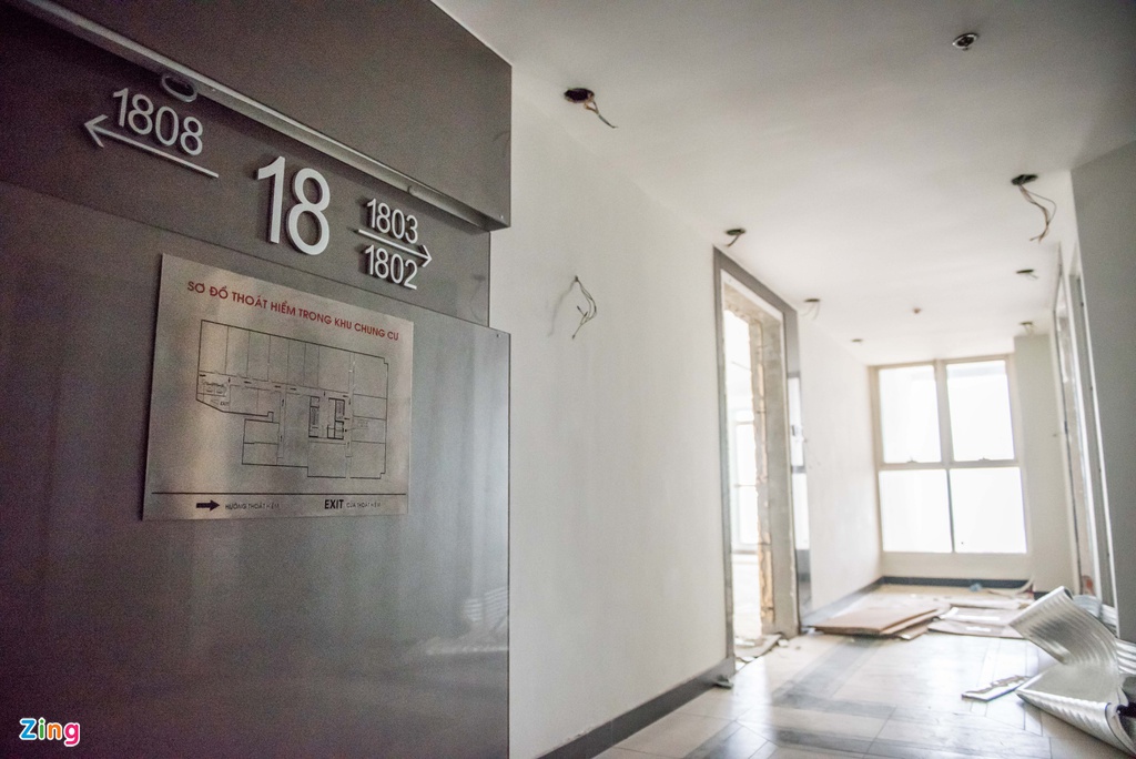 Phá dỡ vách kính, thiết bị điện nước tầng 18 tòa 8B Lê Trực - Ảnh 4. Phá dỡ vách kính, thiết bị điện nước tầng 18 tòa 8B Lê Trực - Ảnh 4.