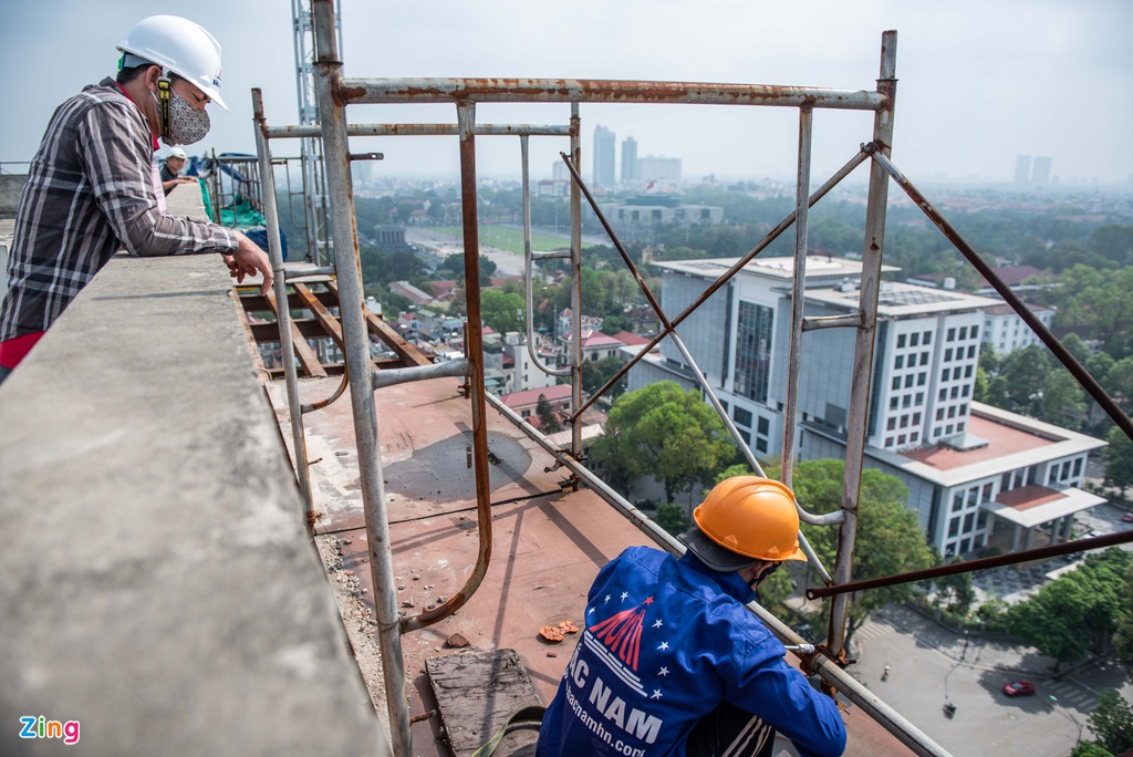Phá dỡ vách kính, thiết bị điện nước tầng 18 tòa 8B Lê Trực - Ảnh 7. Phá dỡ vách kính, thiết bị điện nước tầng 18 tòa 8B Lê Trực - Ảnh 7.
