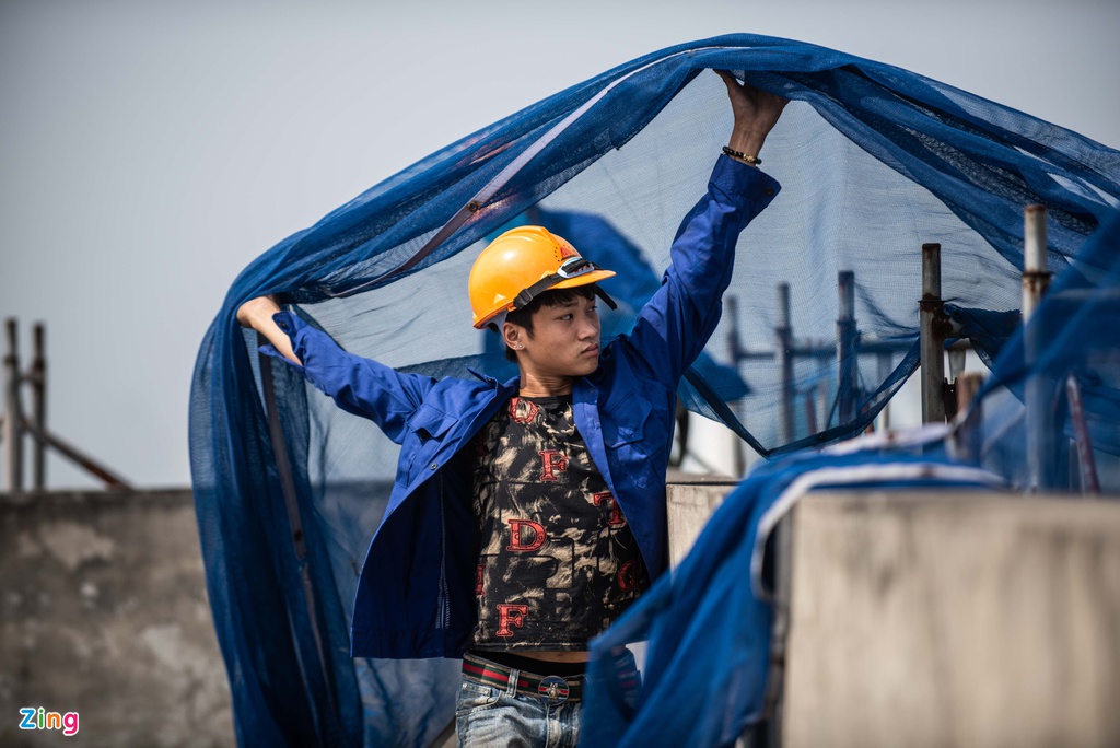 Phá dỡ vách kính, thiết bị điện nước tầng 18 tòa 8B Lê Trực - Ảnh 8. Phá dỡ vách kính, thiết bị điện nước tầng 18 tòa 8B Lê Trực - Ảnh 8.