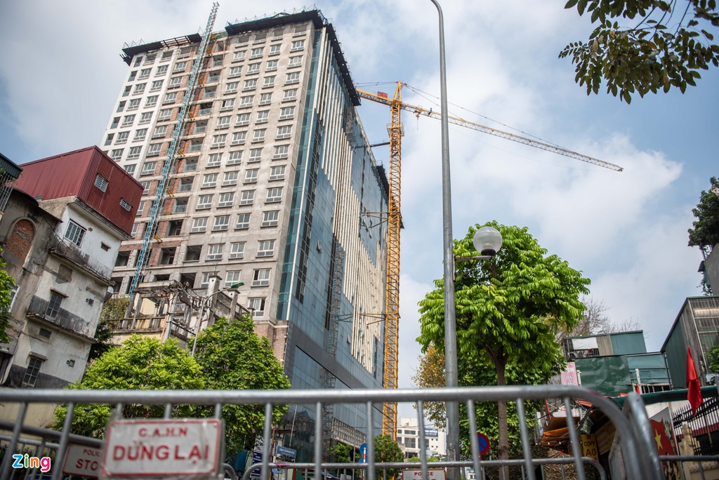 Phá dỡ vách kính, thiết bị điện nước tầng 18 tòa 8B Lê Trực - Ảnh 11. Phá dỡ vách kính, thiết bị điện nước tầng 18 tòa 8B Lê Trực - Ảnh 11.