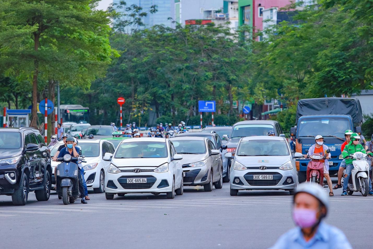 Cận cảnh 5 tuyến đường được mệnh danh đắt nhất hành tinh ở Hà Nội - Ảnh 8. Cận cảnh 5 tuyến đường được mệnh danh đắt nhất hành tinh ở Hà Nội - Ảnh 8.
