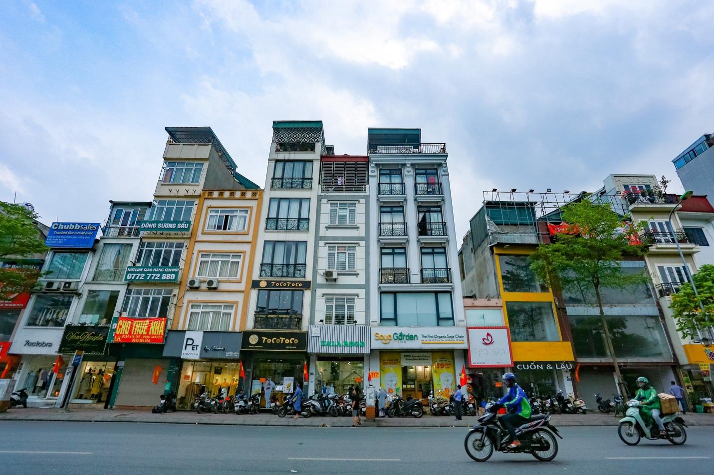 Cận cảnh 5 tuyến đường được mệnh danh đắt nhất hành tinh ở Hà Nội - Ảnh 9. Cận cảnh 5 tuyến đường được mệnh danh đắt nhất hành tinh ở Hà Nội - Ảnh 9.