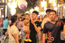 Phố đi bộ Hồ Gươm đông nghịt trở lại sau 3 tháng nghỉ dịch