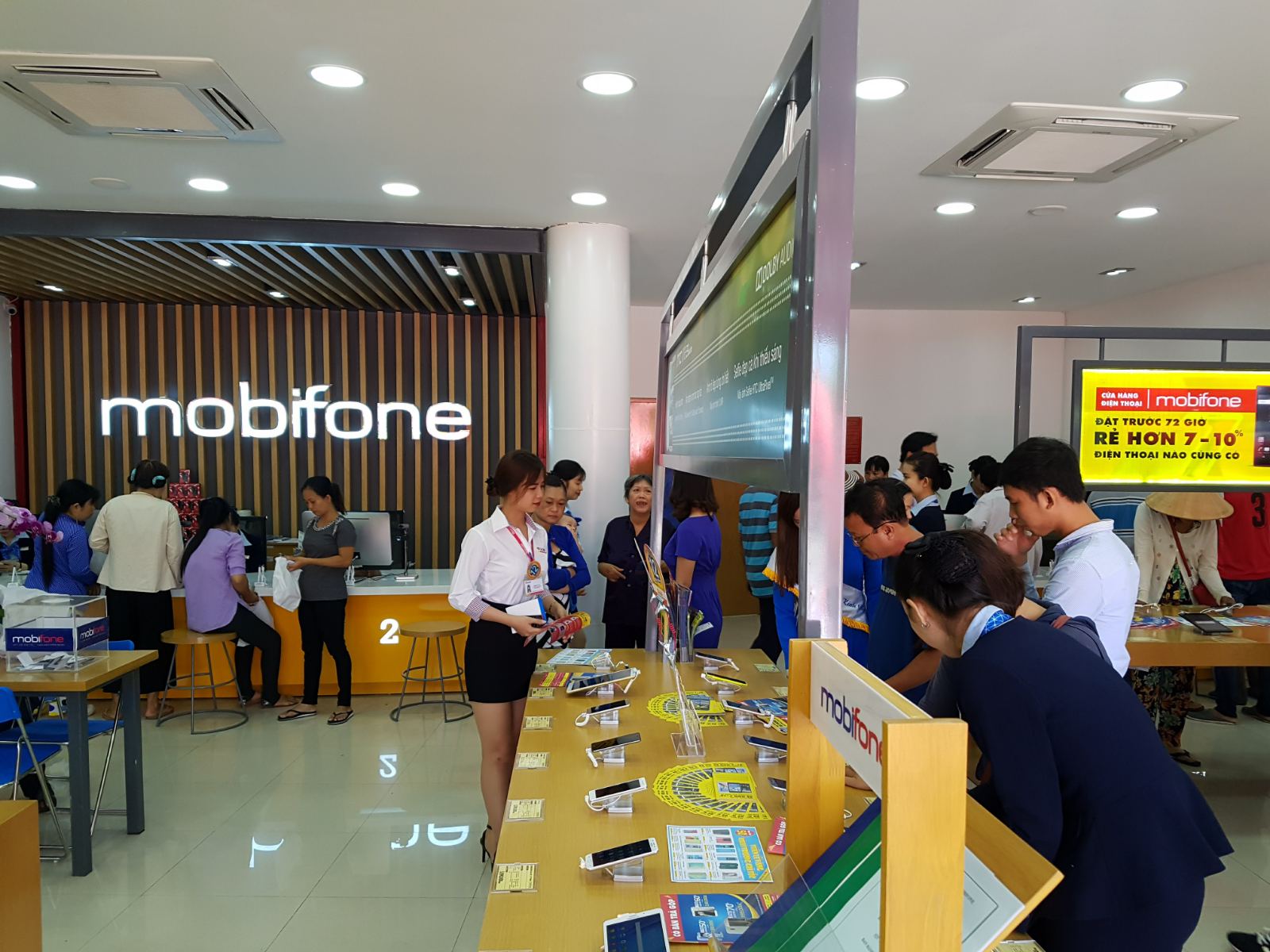 Nhà mạng cạnh tranh bán điện thoại giá rẻ, người dùng được lợi nhiều hơn khi mua - Ảnh 3. Nhà mạng cạnh tranh bán điện thoại giá rẻ, người dùng được lợi nhiều hơn khi mua - Ảnh 3.