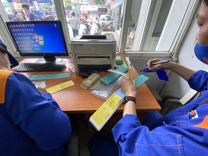 Người dân Hà Nội xếp hàng mua bảo hiểm xe máy - Ảnh 2. Người dân Hà Nội xếp hàng mua bảo hiểm xe máy - Ảnh 2.