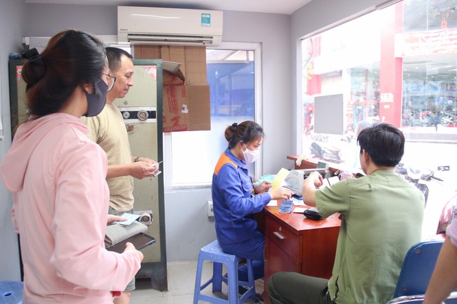 Người dân Hà Nội xếp hàng mua bảo hiểm xe máy - Ảnh 9. Người dân Hà Nội xếp hàng mua bảo hiểm xe máy - Ảnh 9.