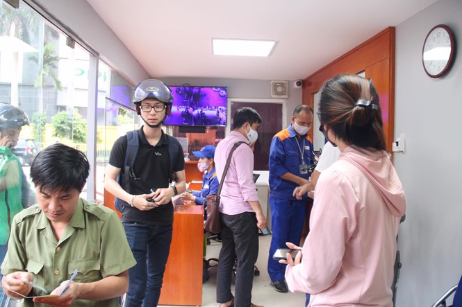 Người dân Hà Nội xếp hàng mua bảo hiểm xe máy - Ảnh 8. Người dân Hà Nội xếp hàng mua bảo hiểm xe máy - Ảnh 8.