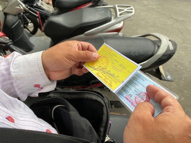 Người dân Hà Nội xếp hàng mua bảo hiểm xe máy - Ảnh 4. Người dân Hà Nội xếp hàng mua bảo hiểm xe máy - Ảnh 4.