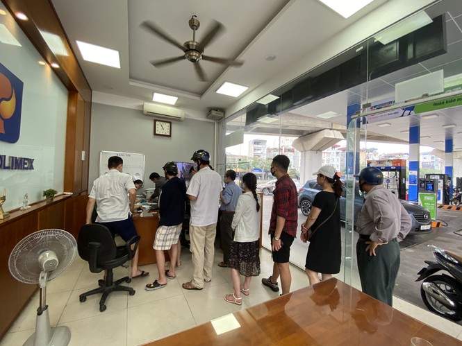 Người dân Hà Nội xếp hàng mua bảo hiểm xe máy - Ảnh 5. Người dân Hà Nội xếp hàng mua bảo hiểm xe máy - Ảnh 5.