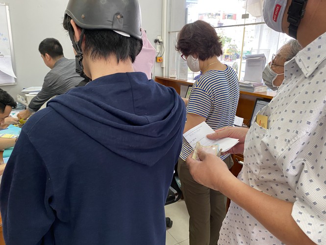 Người dân Hà Nội xếp hàng mua bảo hiểm xe máy - Ảnh 7. Người dân Hà Nội xếp hàng mua bảo hiểm xe máy - Ảnh 7.