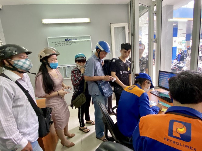 Người dân Hà Nội xếp hàng mua bảo hiểm xe máy - Ảnh 1. Người dân Hà Nội xếp hàng mua bảo hiểm xe máy - Ảnh 1.