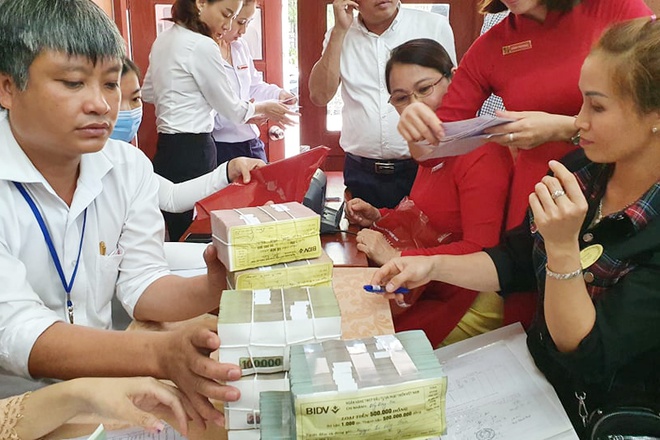 17 hộ đầu tiên nhận gần 70 tỉ bồi thường đất xây sân bay Long Thành - Ảnh 1. 17 hộ đầu tiên nhận gần 70 tỉ bồi thường đất xây sân bay Long Thành - Ảnh 1.