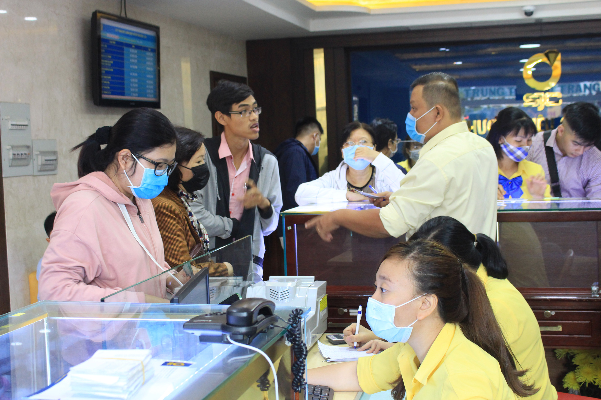 Giá vàng sáng nay vượt đỉnh lịch sử, lên 49,15 triệu đồng/lượng - Ảnh 1. Giá vàng sáng nay vượt đỉnh lịch sử, lên 49,15 triệu đồng/lượng - Ảnh 1.