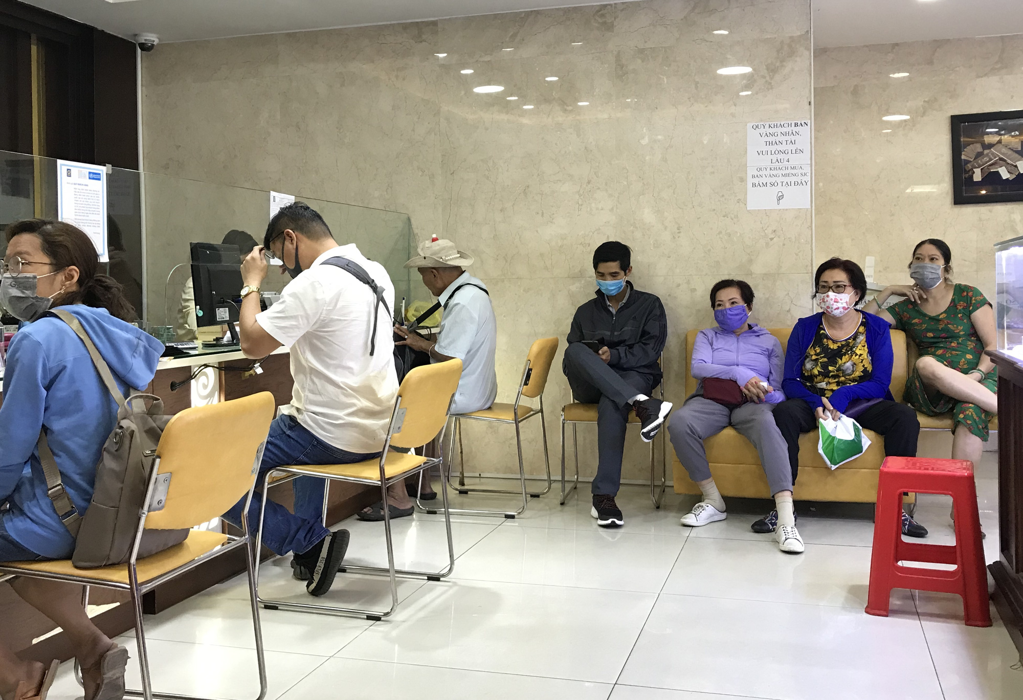Giá vàng lập đỉnh 49,4 triệu đồng/lượng nhưng bất ngờ tiệm vàng vắng hoe - Ảnh 4. Giá vàng lập đỉnh 49,4 triệu đồng/lượng nhưng bất ngờ tiệm vàng vắng hoe - Ảnh 4.
