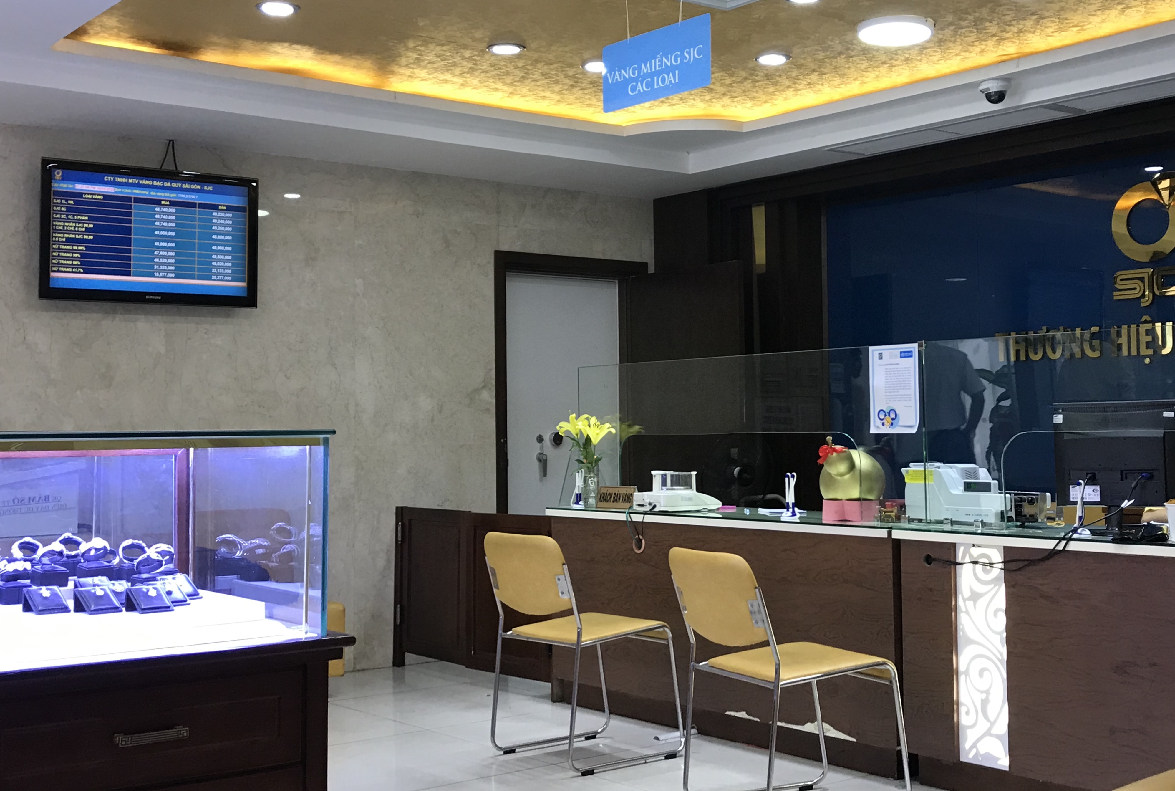 Giá vàng lập đỉnh 49,4 triệu đồng/lượng nhưng bất ngờ tiệm vàng vắng hoe - Ảnh 3. Giá vàng lập đỉnh 49,4 triệu đồng/lượng nhưng bất ngờ tiệm vàng vắng hoe - Ảnh 3.