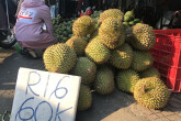 Sầu riêng giá 40.000-50.000 đồng/kg tràn xuống vỉa hè Sài Gòn, vì sao?