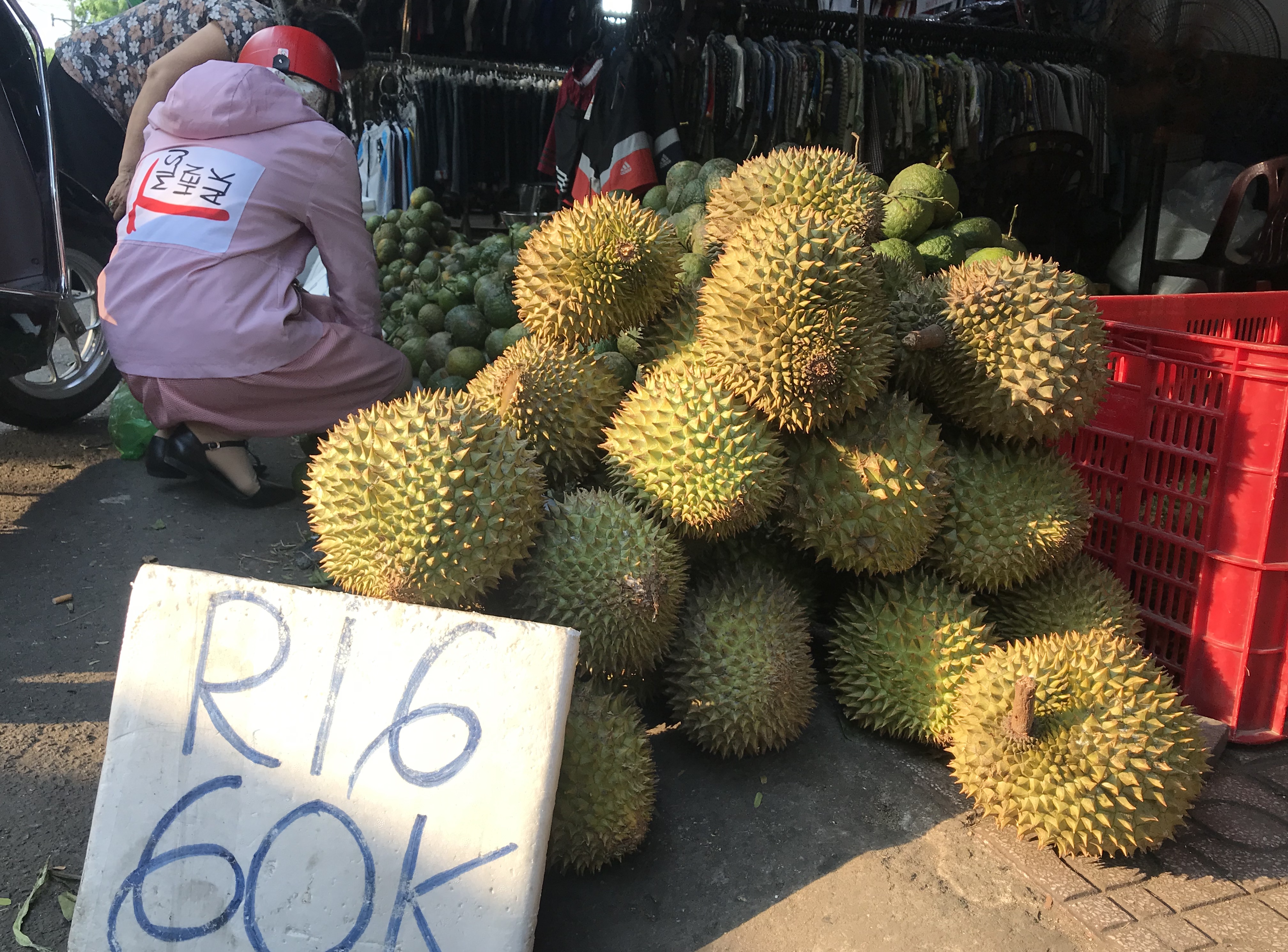 Sầu riêng giá rẻ tràn lan Sài Gòn, vì sao? - Ảnh 2. Sầu riêng giá rẻ tràn lan Sài Gòn, vì sao? - Ảnh 2.