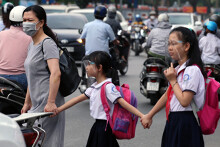 Trở lại trường, học sinh cần lưu ý những vật dụng có nguy cơ bị bám nhiều vi khuẩn nhất để tránh dịch bệnh