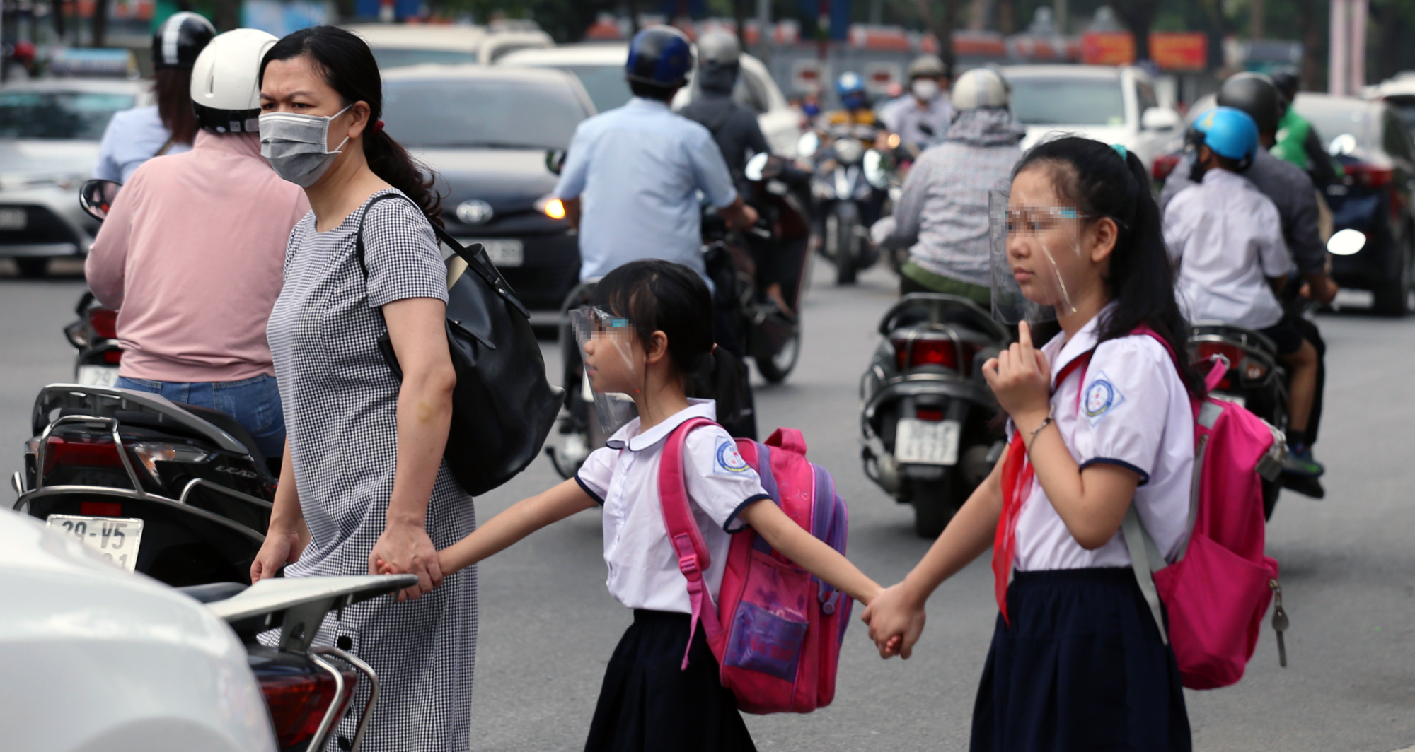 Trở lại trường, học sinh cần lưu ý những vật dụng có nguy cơ bị bám nhiều vi khuẩn nhất để tránh dịch bệnh - Ảnh 1. Trở lại trường, học sinh cần lưu ý những vật dụng có nguy cơ bị bám nhiều vi khuẩn nhất để tránh dịch bệnh - Ảnh 1.