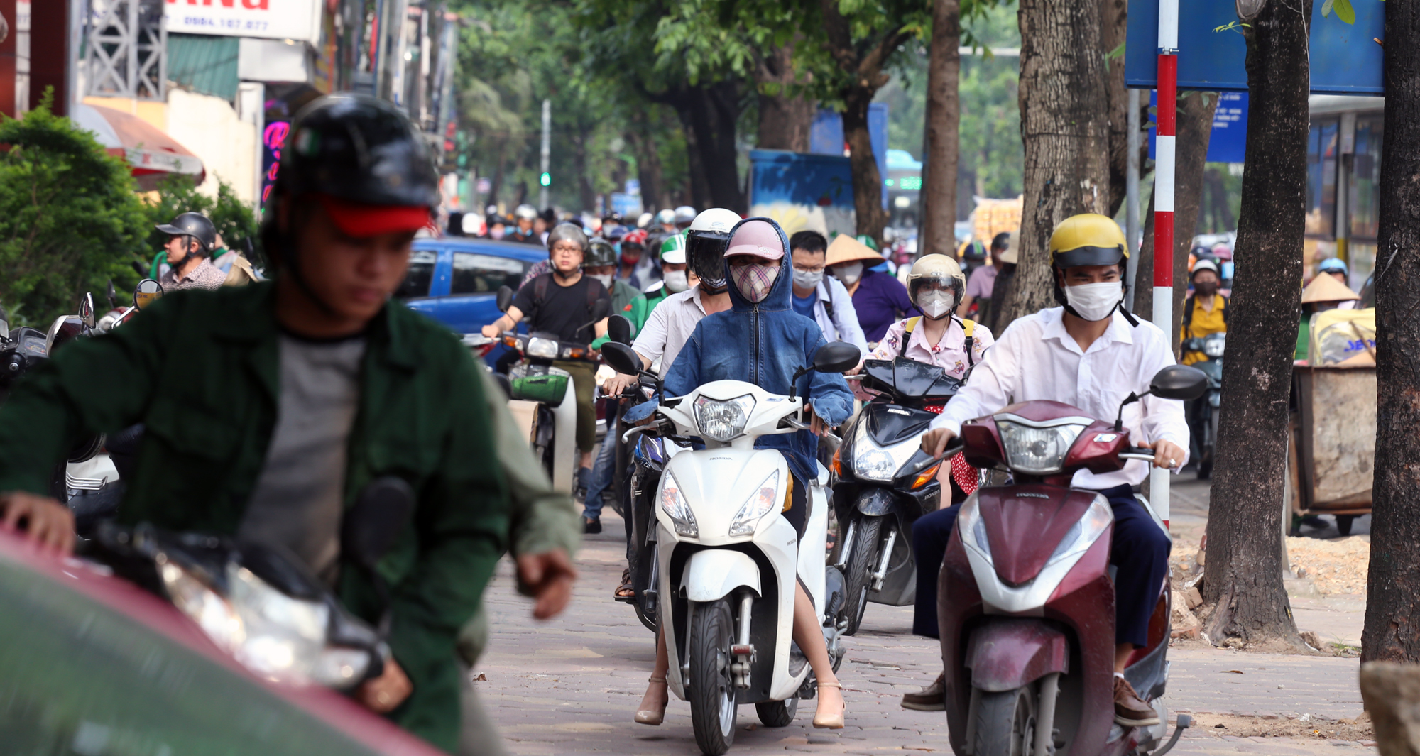 Chật vật qua nút giao Hoàng Quốc Việt - Nguyễn Văn Huyên đang xây cầu vượt - Ảnh 10.