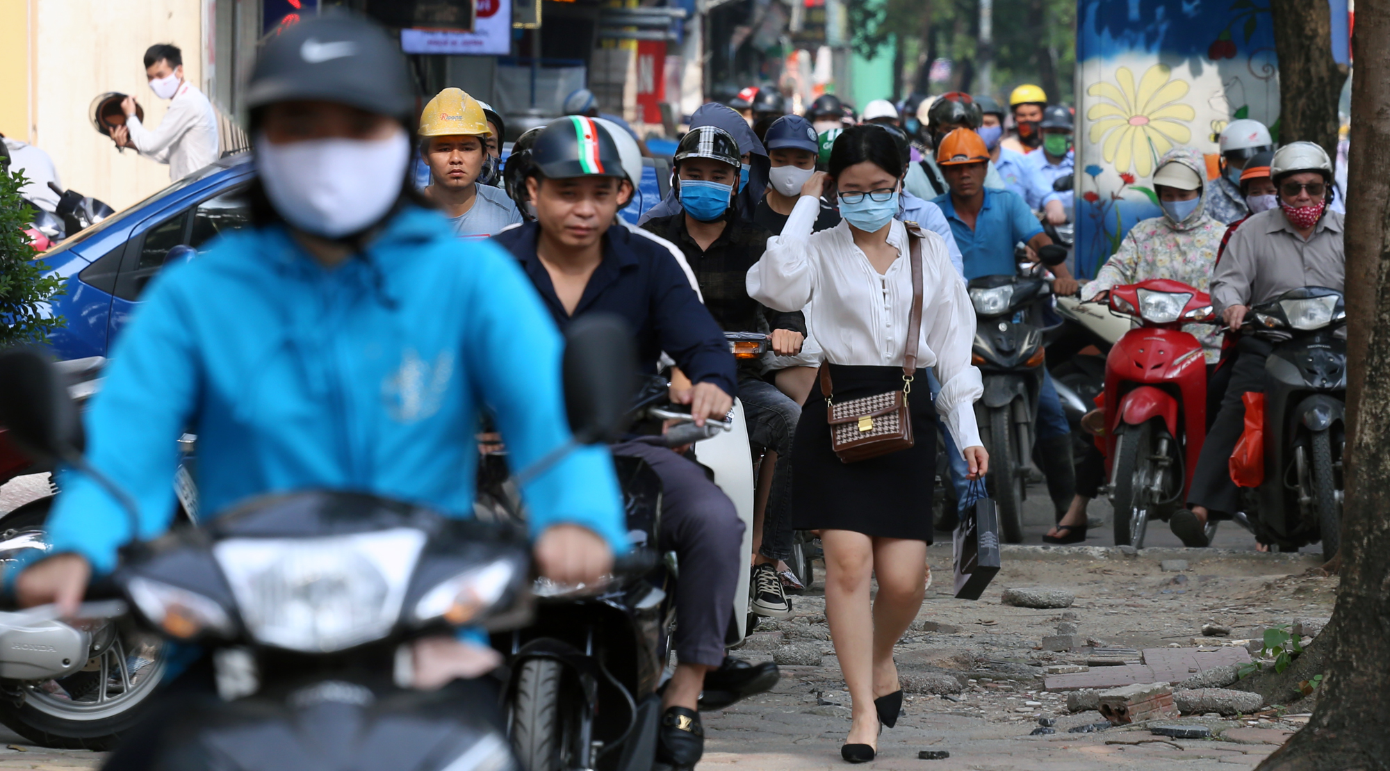 Chật vật qua nút giao Hoàng Quốc Việt - Nguyễn Văn Huyên đang xây cầu vượt - Ảnh 11.