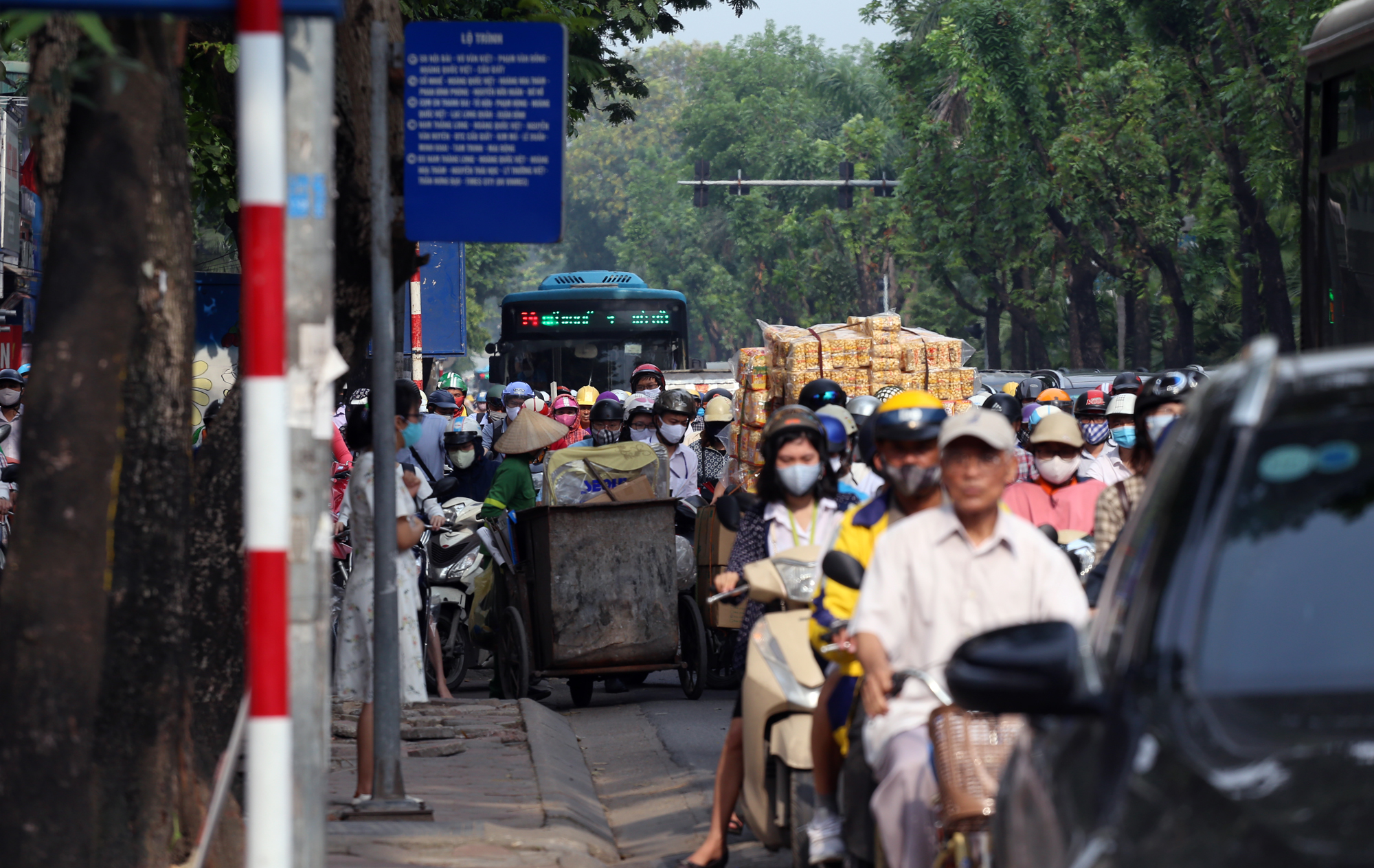 Chật vật qua nút giao Hoàng Quốc Việt - Nguyễn Văn Huyên đang xây cầu vượt - Ảnh 12.