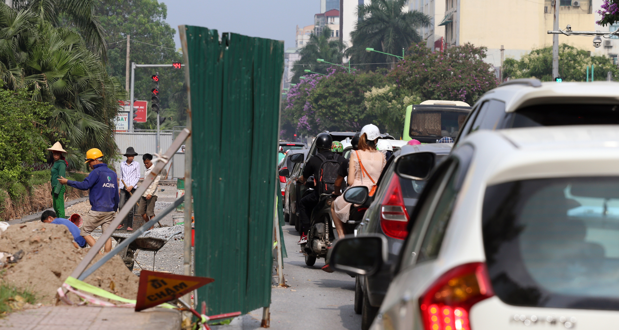 Chật vật qua nút giao Hoàng Quốc Việt - Nguyễn Văn Huyên đang xây cầu vượt - Ảnh 16.