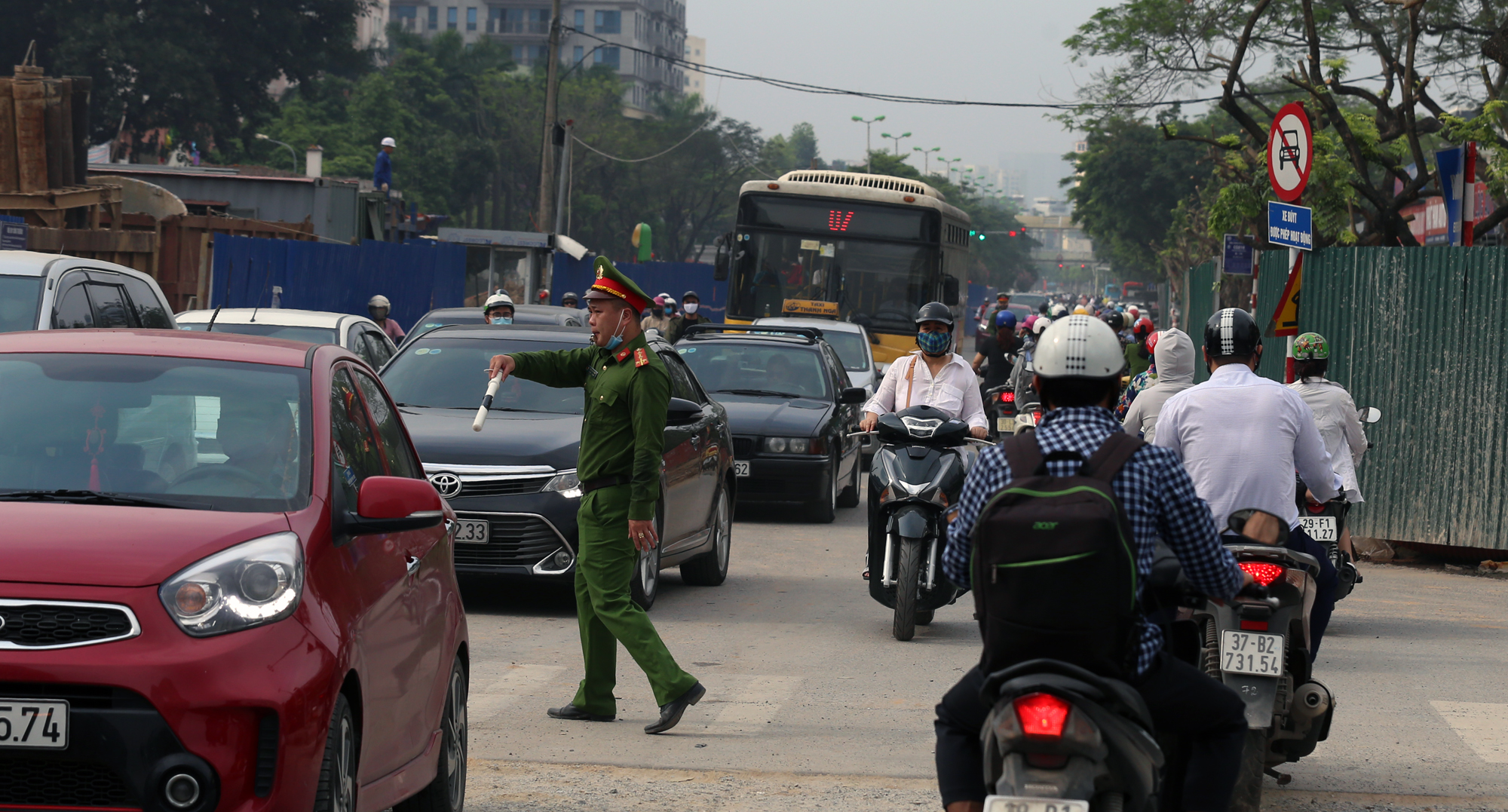 Chật vật qua nút giao Hoàng Quốc Việt - Nguyễn Văn Huyên đang xây cầu vượt - Ảnh 18.