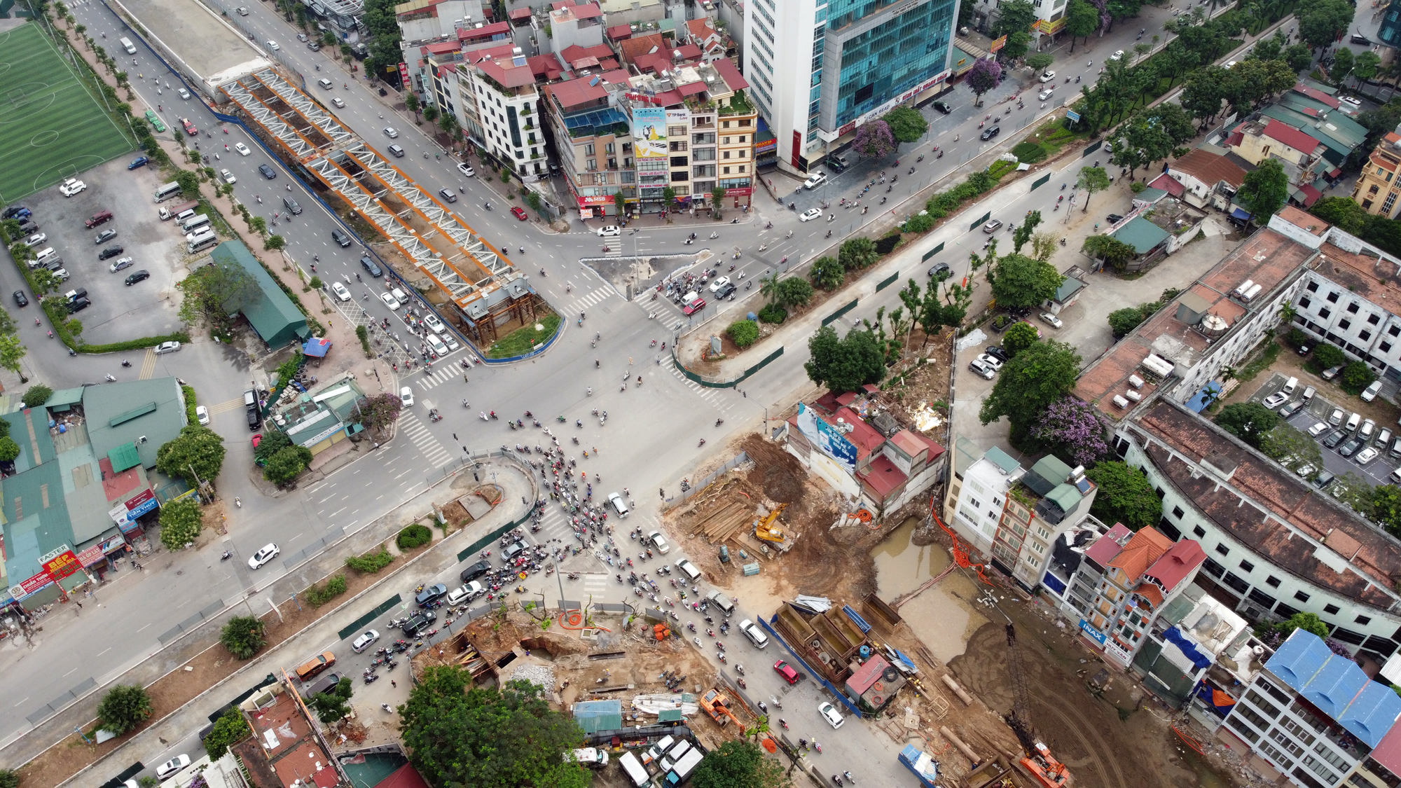 Chật vật qua nút giao Hoàng Quốc Việt - Nguyễn Văn Huyên đang xây cầu vượt - Ảnh 2.
