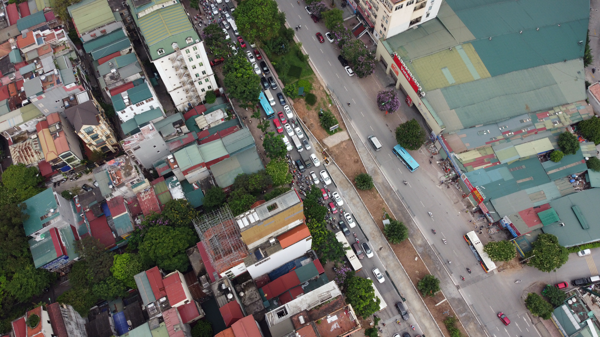 Chật vật qua nút giao Hoàng Quốc Việt - Nguyễn Văn Huyên đang xây cầu vượt - Ảnh 5.