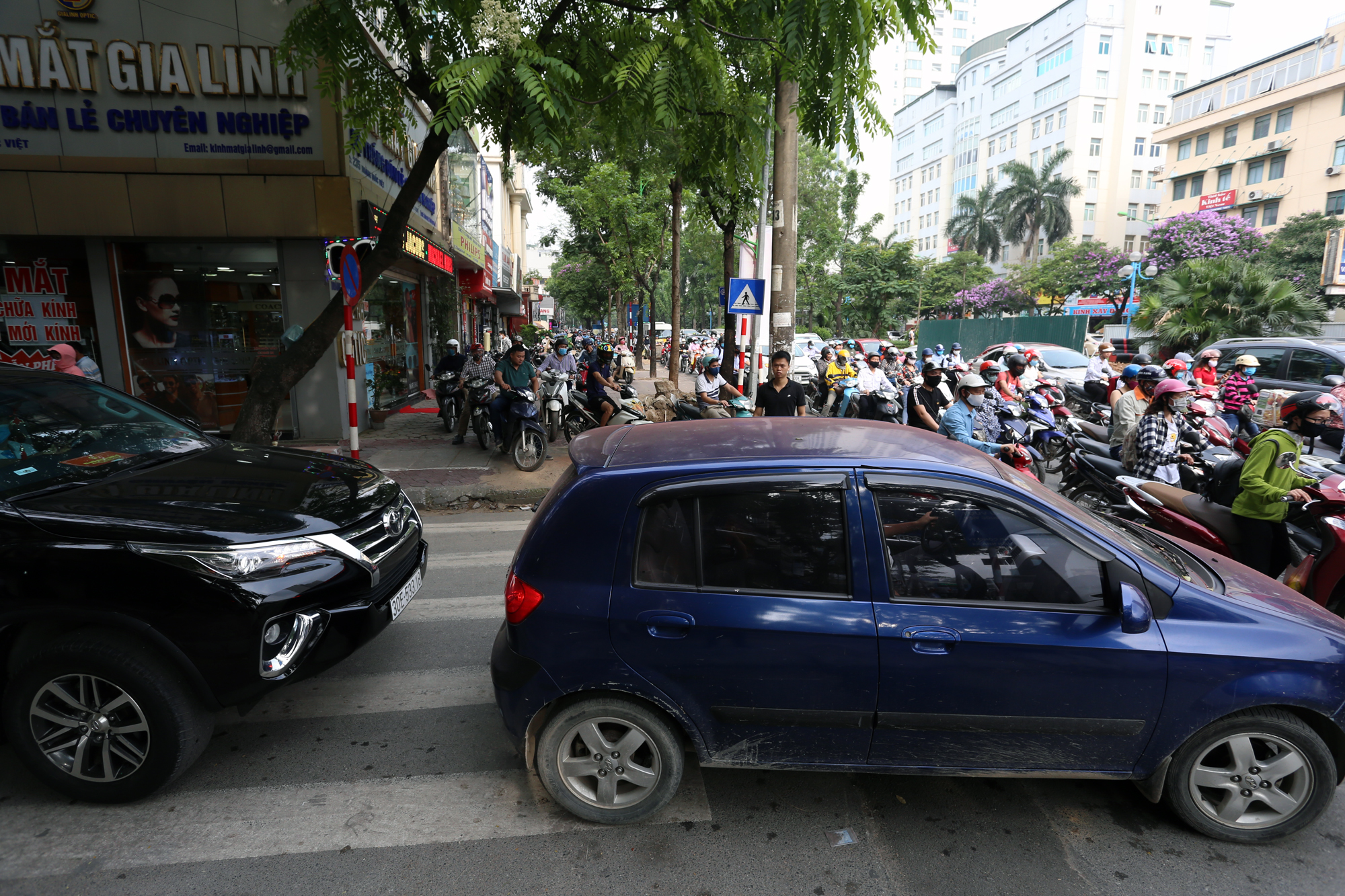 Chật vật qua nút giao Hoàng Quốc Việt - Nguyễn Văn Huyên đang xây cầu vượt - Ảnh 9.